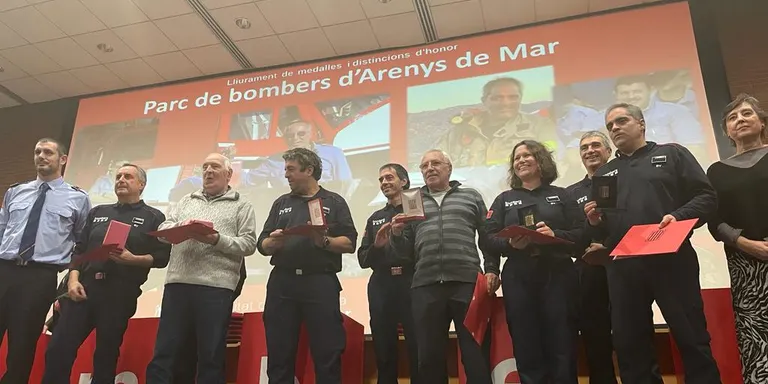 Medalles per a reconèixer la feina de 6 bombers del parc d'Arenys