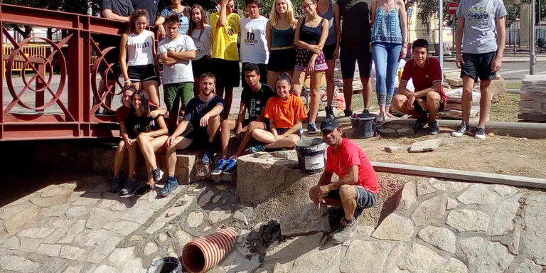 El camp de treball d'Agramunt supera l'equador amb el treball al riu i un mural a les piscines