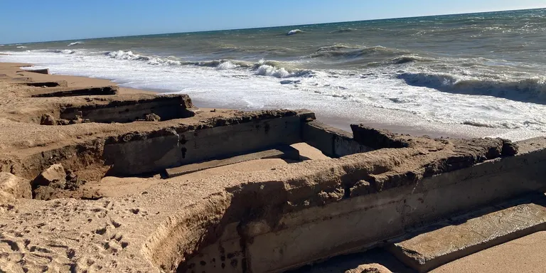 El temporal de mar deixa al descobert una antiga estructura subterrània de la platja dels Pins