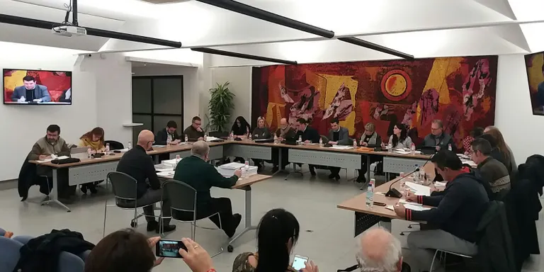 El ple aprova el protocol per constituir la fundació Manuel Pertegaz, les obres de l'Escola d'Adults i la nova rotonda de la N-II