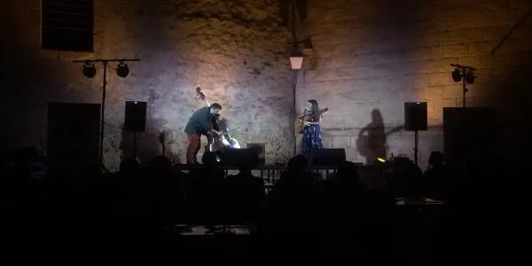 El festival Di(vi)nes s’estrena a Altafulla amb una plaça de l’Església amb aforament complet