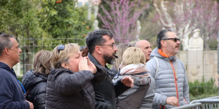 Els treballadors de presons traslladen les protestes a les portes del Parlament: "No podem més"