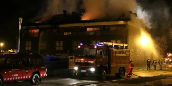Un incendi calcina cinc apartaments a Esterri d'Àneu