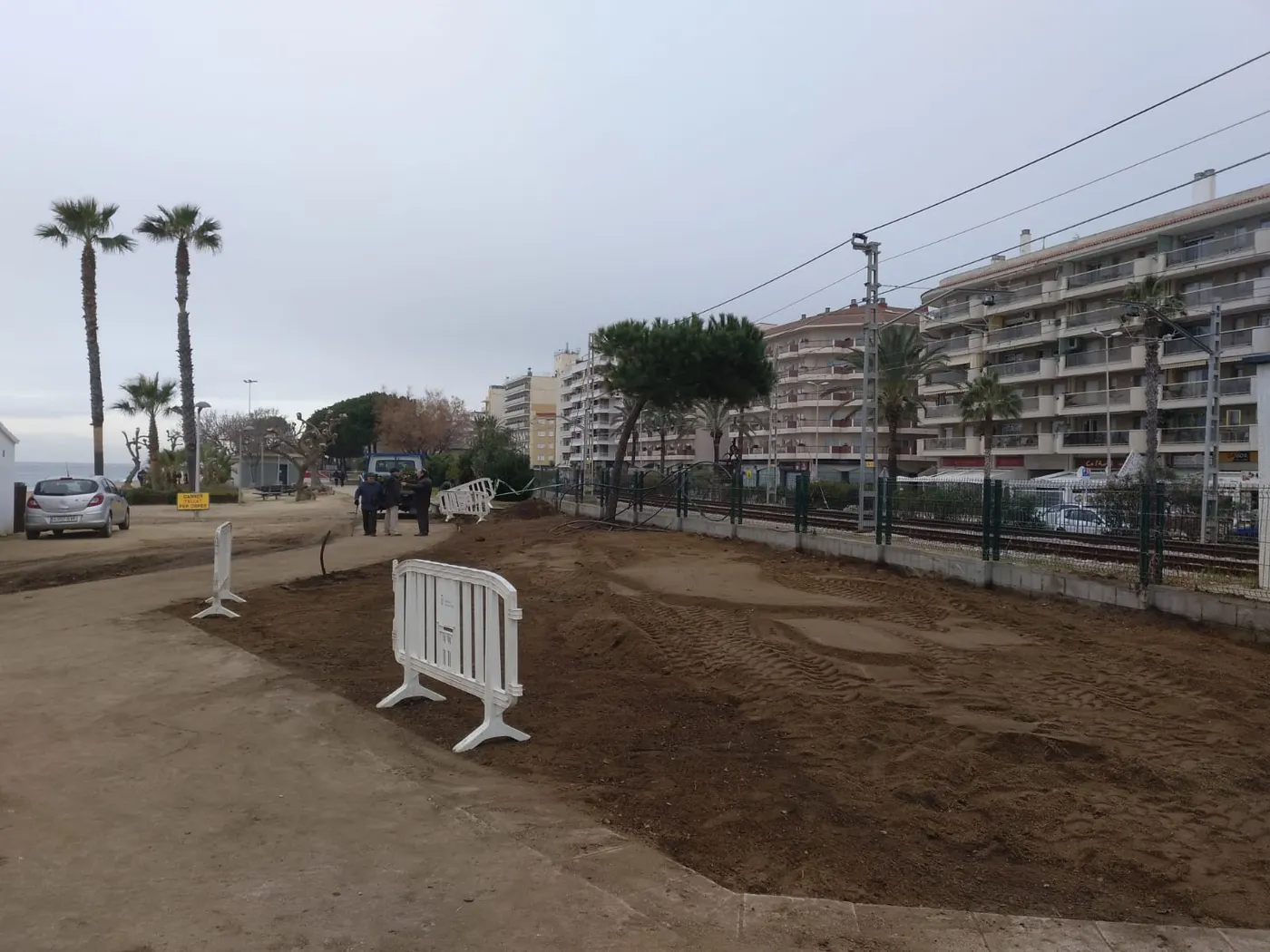 Parcs i Jardins renova l'enjardinament de la Platja dels Pescadors