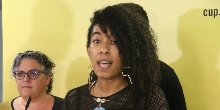 La CUP denuncia atacs racistes i amenaces a la seva candidata per Barcelona Basha Changue