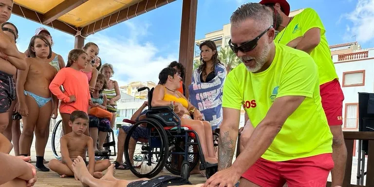 Taller per aprendre com treballen els socorristes