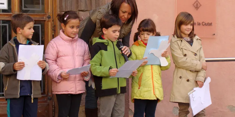 Alumnes de primària participen en la Matinal per la Pau