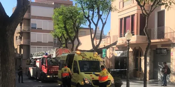 Incendi en un establiment del carrer Major