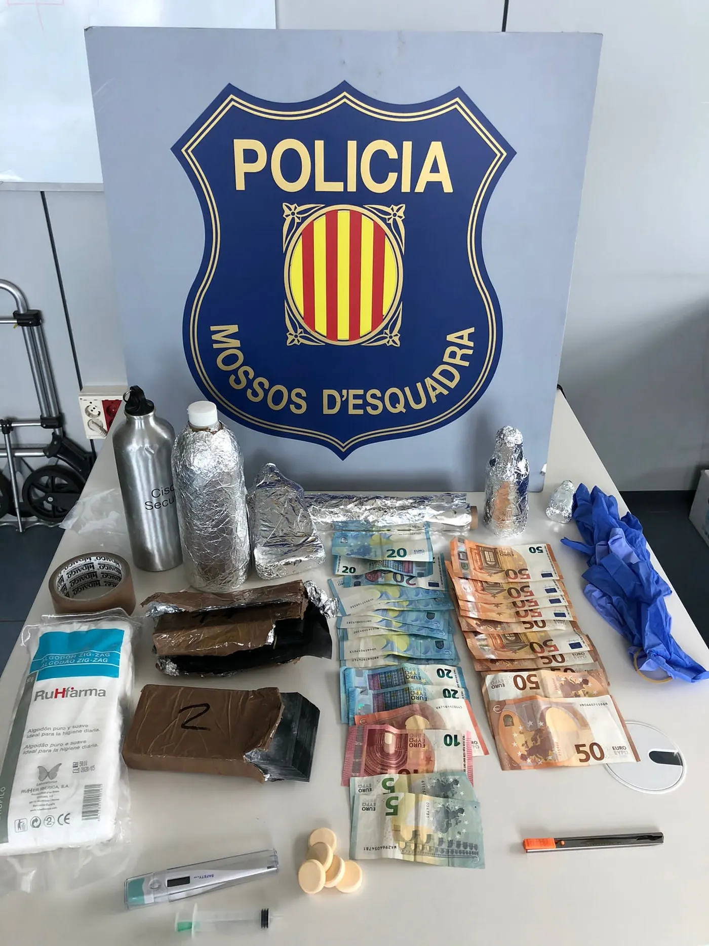 Els Mossos d'Esquadra detenen dos homes a Pineda per estafar-ne un altre amb el mètode dels bitllets tintats