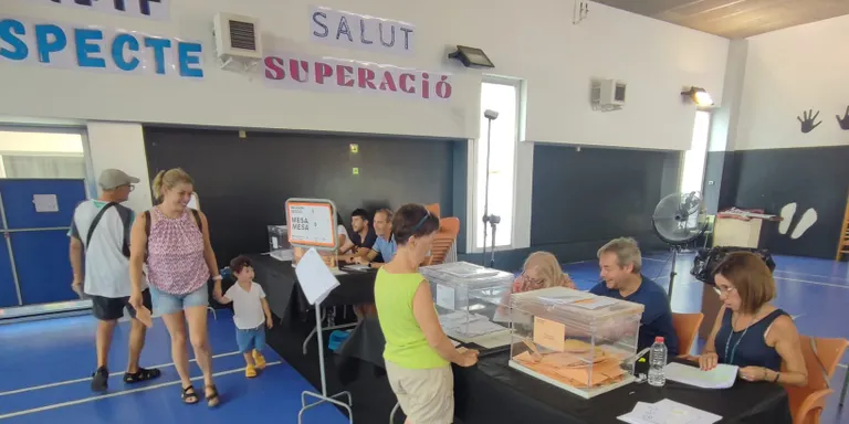 El 36,60 per cent de l’electorat de Cambrils vota fins a les 14:00 hores, un 3,36 per cent menys que el 2019