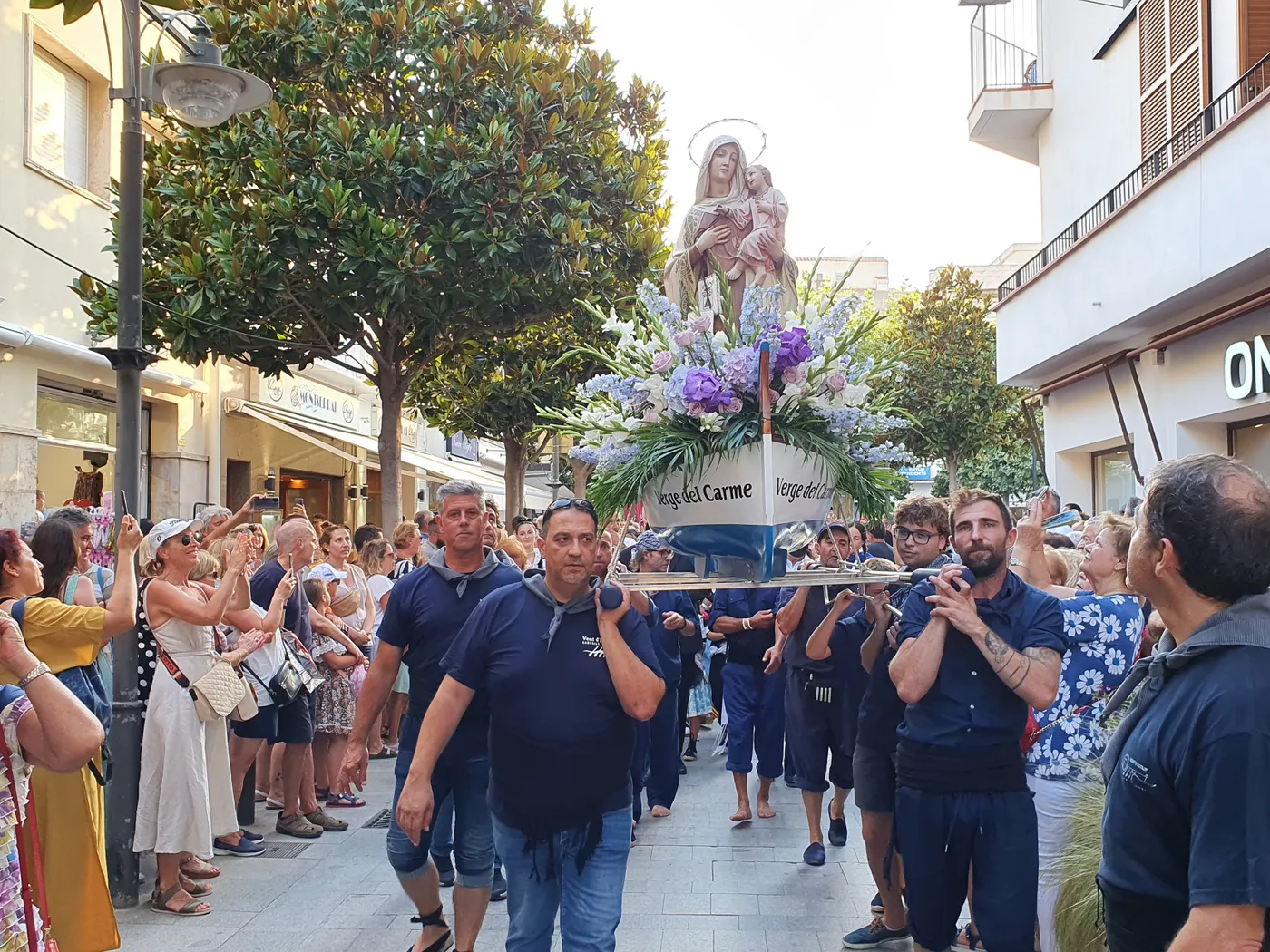 Centenars de persones segueixen la tradicional processó de la Mare de Déu del Carme