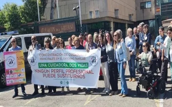 Todos En Azul demana que la nova Llei de la Discapacitat de l'Estat reconegui i reguli les cuidadores familiars