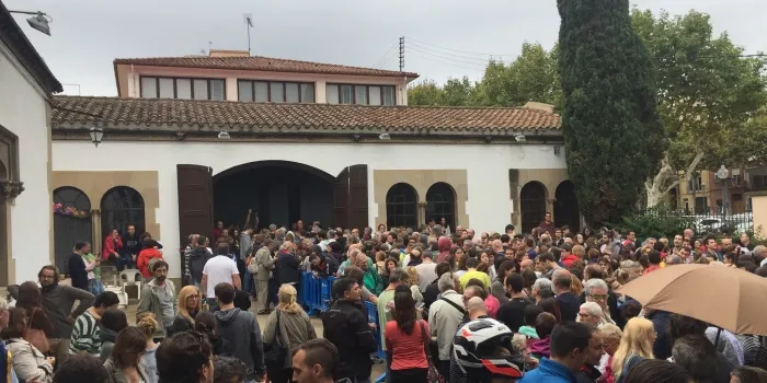 Molts arenyencs es concentren en els tres col·legis electorals per votar