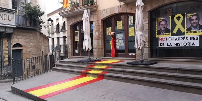 L'alcalde de Solsona defensa que s'han denunciat els autors de les pintades al local d'ERC per reparar els danys causats al patrimoni comú de la ciutat