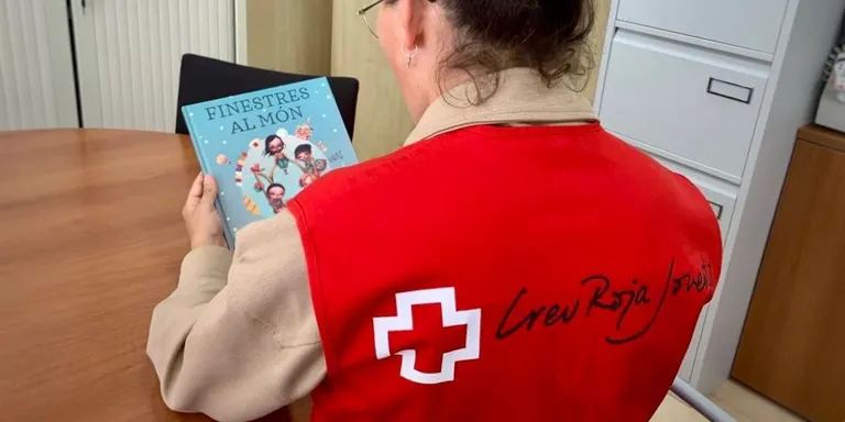 Creu Roja Joventut vol que la canalla vulnerable també pugui llegir llibres nous per Sant Jordi