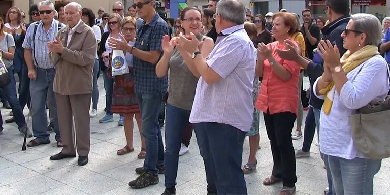 Concentració davant l'Ajuntament en l'aniversari de l'1-O
