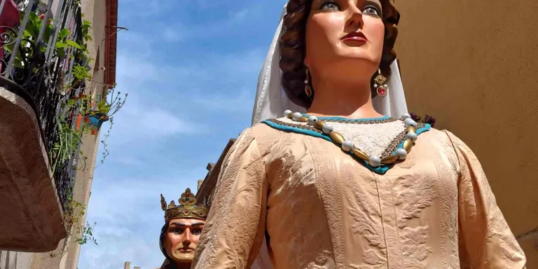 La geganta Ermessenda estrenarà un nou mocador de puntes de coixí i unes noves arracades, tot fet per artistes de Pineda