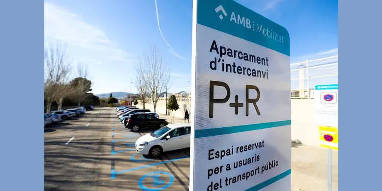 Aparcar el cotxe a una estació i seguir amb transport públic: la Generalitat vol crear places integrades a 102 estacions