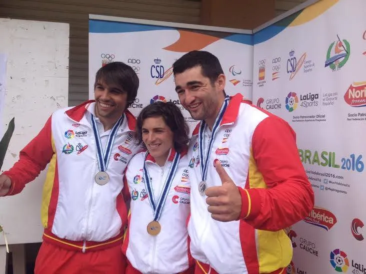 Dani Marzo, Maialen Chourraut i Jesús Pérez, amb les medalles de la Copa del Món