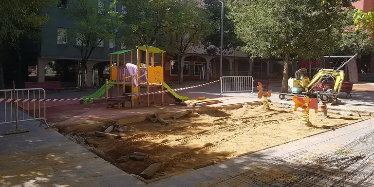 Millores als parcs infantils de la plaça del Carme i de Santa Magdalena de la Seu d'Urgell