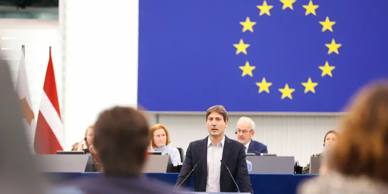 Junts i ERC retreuen al PP la seva deriva "trumpista" i defensen a l'Eurocambra que l'amnistia "no és una anomalia"