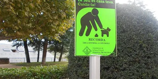 L'Ajuntament de la Seu col.loca panells informatius per recordar que cal recollir els excrements dels gossos