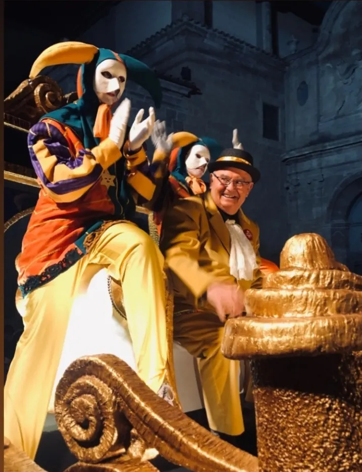 Una banda sonora amb Roger Mas i Xavier Guitó i una actuació de teles acrobàtiques donen la benvinguda al Campa com a Rei Carnestoltes