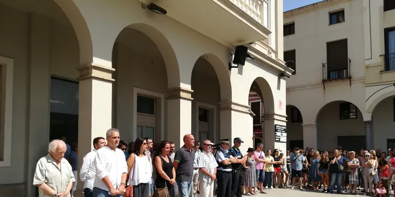 300 vilassarencs i vilassarenques guarden 5 minuts de silenci