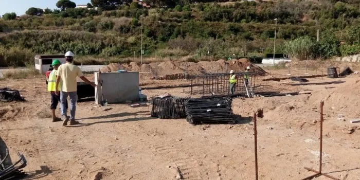 El govern municipal defensa que la nova nau de la brigada segueix la normativa pel que fa a l’alçada