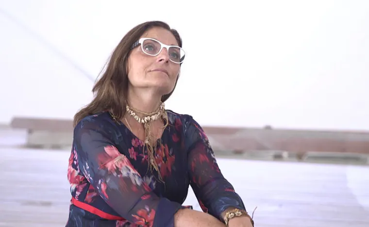 Anna Santos fa una subhasta solidària a benefici de la Xarxa Popular d’Aliments