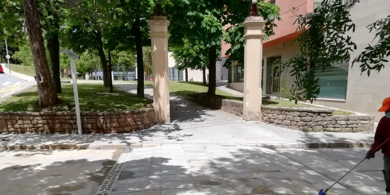 Construeixen un nou pas elevat al passeig per accedir al Casal Cívic i la Sala Polivalent