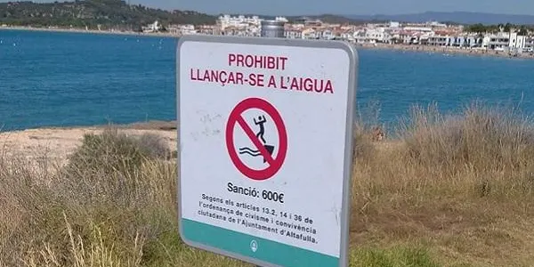 L’Ajuntament d’Altafulla instal·la plafons informatius que prohibeixen saltar al mar des de les roques
