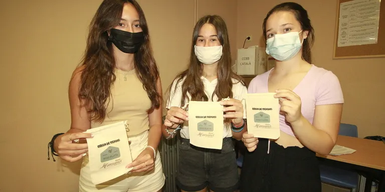 Alumnes del Col·legi Santa Maria de Blanes dissenyen una ‘Bossa de Residus’ reutilitzable per la platja