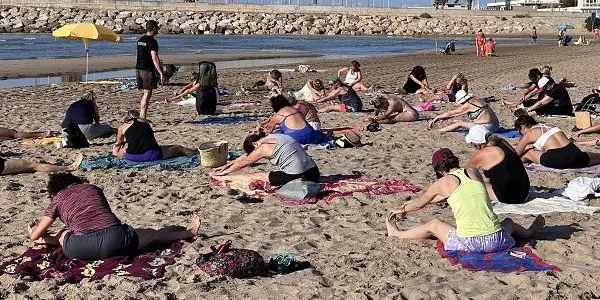 Vora 3.000 persones participen en les sessions de gimnàstica de manteniment a la platja d’aquest estiu a Torredembarra