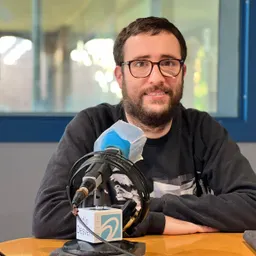 Entrevistes de la Justa del 1/4/2022 — Fotolinera a l’Escola Montserrat, polítiques d’habitatge i un ple municipal breu i gairebé unànime a Sant Just - episode art
