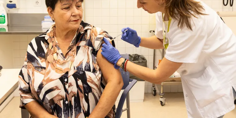 Vuit de cada deu persones ateses a urgències a Girona el 2024 per símptomes respiratoris no estaven vacunades
