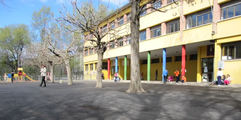 L'Ajuntament de la Seu asfalta l'entrada a l'edifici de l'Escola Albert Vives
