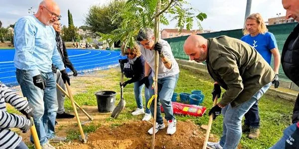 Torredembarra planta un centenar d'arbres i arbustos per promoure la biodiversitat i combatre el canvi climàtic