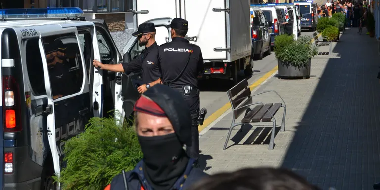 Els agents de la Policia Nacional han marxat de forma esglaonada dels hotels de Pineda