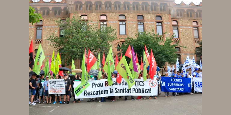 Sindicats sanitaris protesten davant de la conselleria i l’ICS contra les retallades de l’estiu