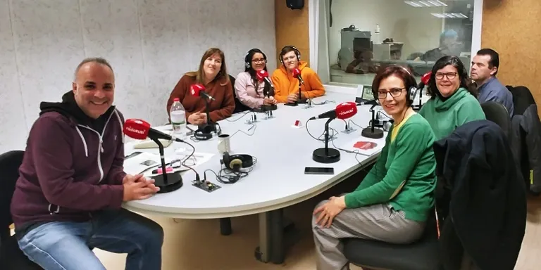 Alumnes Institut Torrent dels Alous en el Dia Diversitat Funcional entrevistant a DAPSI, usuàries i ONCE