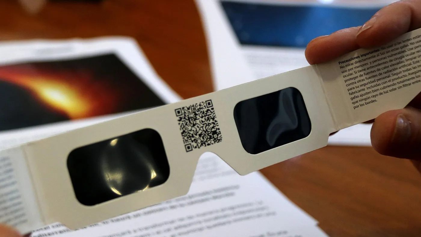 Salut alerta del risc de mirar l’eclipsi solar sense protecció homologada