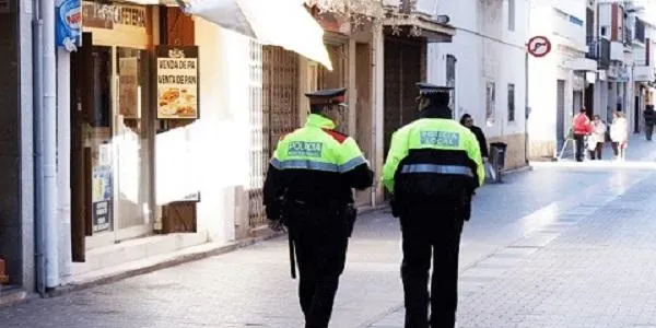 La Policia Local de Torredembarra deté una dona que tenia una ordre de detenció judicial per robatori amb força