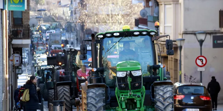 Marxa lenta a Tàrrega amb uns 200 tractors per reclamar mesures per acabar amb la plaga de conills