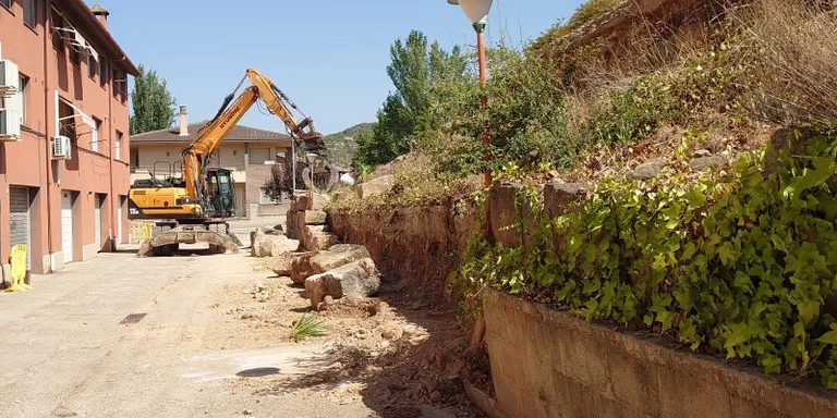 Construeixen una petita escullera de pedra per reforçar un mur malmès a la Cissa que preocupava els veïns