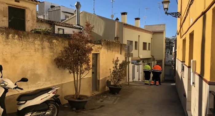Els operaris de la Brigada han buidat la casa de material inflamable