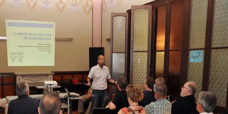 L’Ateneu acull un taller de comunicació interna per a associacions