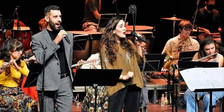 El públic acomiada dempeus la Banda de Cerdanyola durant el concert Un Nadal de Broadway