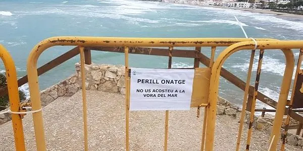 Tancats els accessos a la platja del Fortí i a la Cala del Canyadell davant la previsió de fortes pluges i temporal de mar