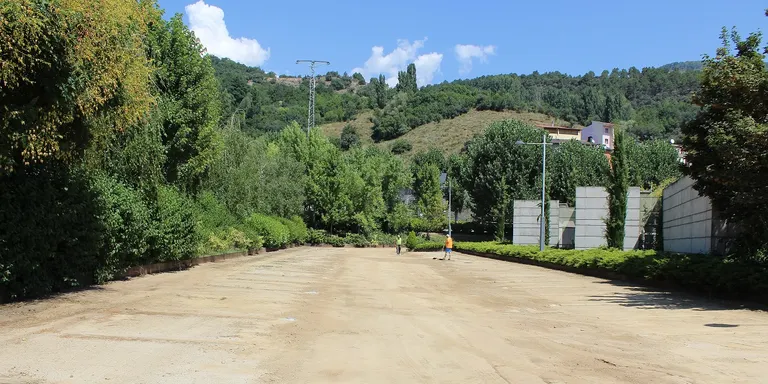 L'aparcament del cementiri de la Seu estrena nou ferm